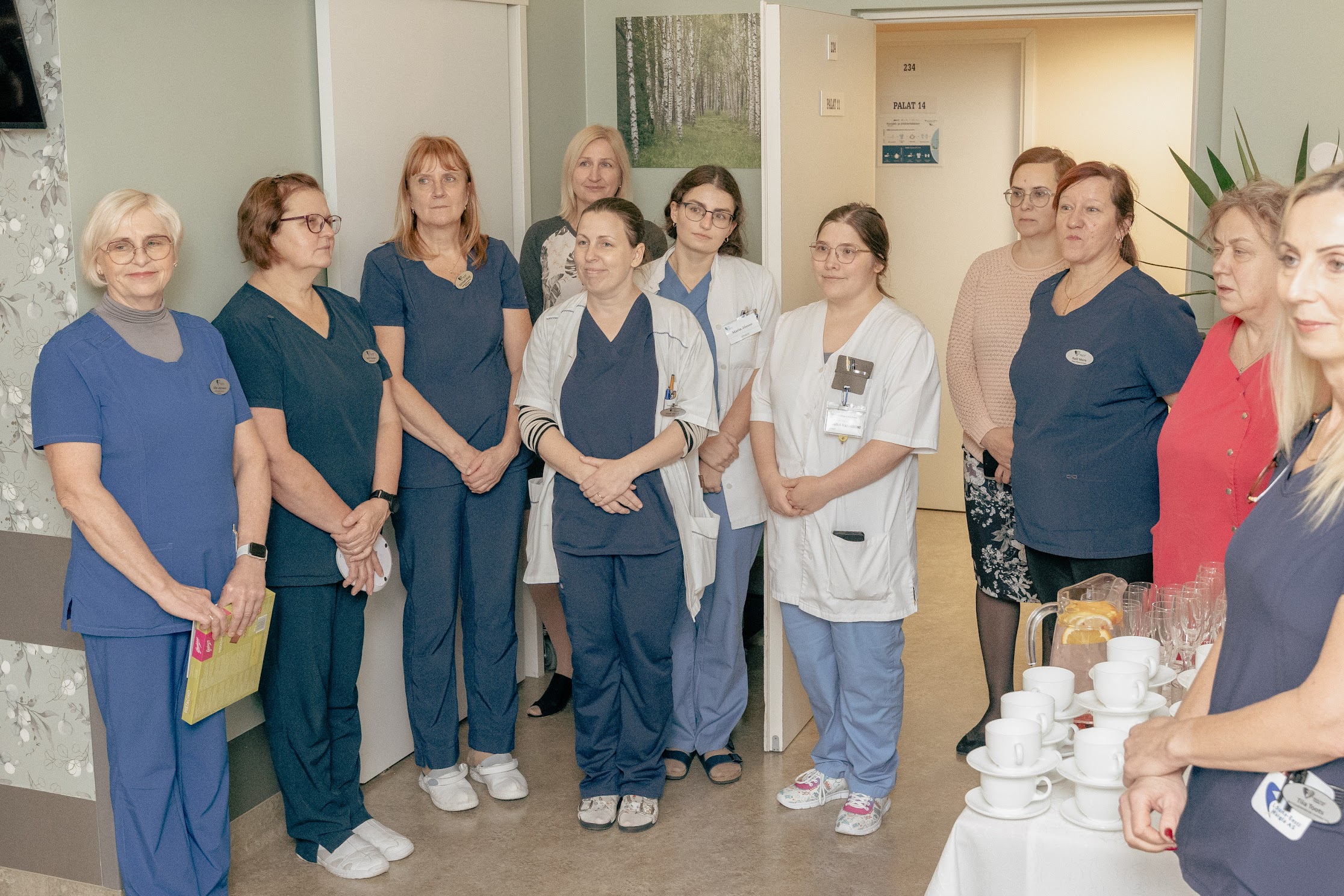 Lõuna-Eesti haigla õendusabikeskuse juhataja Lilia Leppsaar (vasakult) koos haigla kolleegidega uuenenud palliatiivravipalatit uudistamas. Fotod: Aigar Nagel